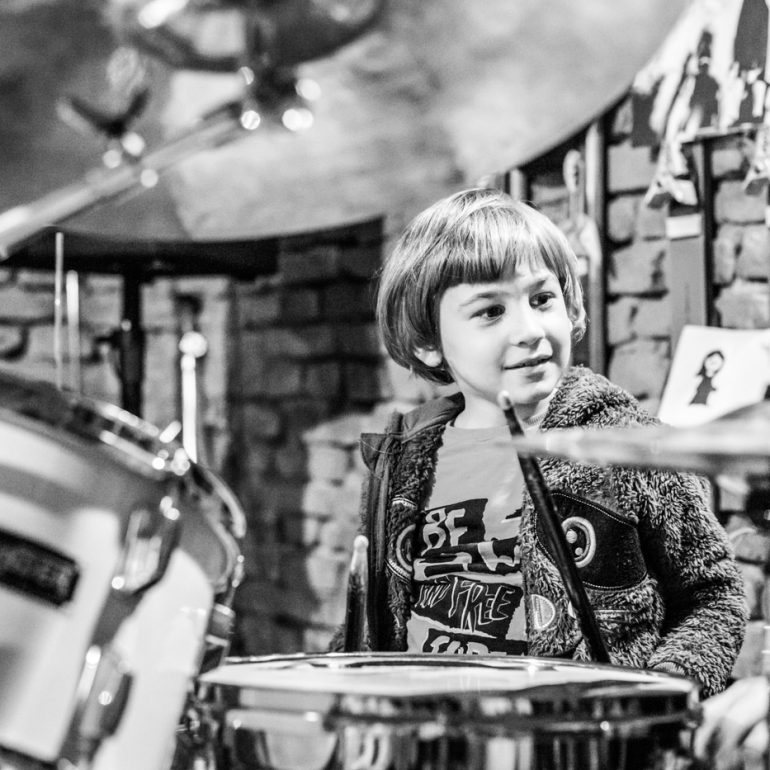 Atelier de tobe la Music Hub Sibiu sustinut de Lucian Fabro, tobosar